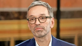 Sieht sich in der ersten Reihe