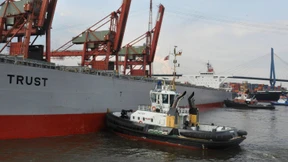 Den Frachter an die Pier genagelt