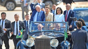 Sie wartete vor dem Gefängnis