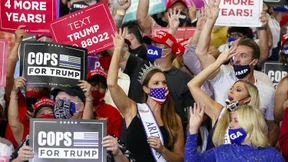 Trump spricht in einer Halle vor den Massen