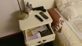 Warum hatten Sie Geld, Gold und eine Pistole am Bett, Herr Ministerpräsident?