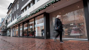 Douglas schließt jede fünfte Filiale