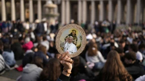 Gebete, Fotos und ein Sarg aus Holz