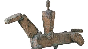 Figur auf dem Weg durch die Zeit