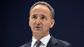 In der Kritik wegen der Nähe zu Siemens