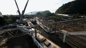 Retter befreien Überlebende aus verunglücktem Zug