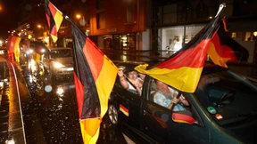 Fußball-Fans bewerfen Polizisten mit Steinen