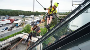 Schwebende Männer reparieren das Haus Gottes