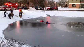 Feuerwehr rettet Jungen aus dem Eis