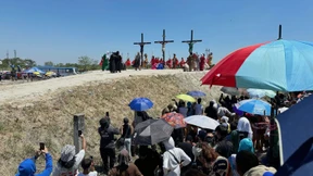 Auf den Philippinen lassen sich Gläubige ans Kreuz nageln