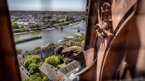 Weiter Blick und enge Verhältnisse in der Turmspitze