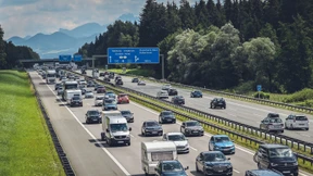 Auto bleibt das beliebteste Verkehrsmittel der Deutschen für Reisen