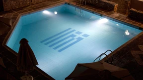 Reiche Griechen tarnen ihre Schwimmbäder mit Militärplanen