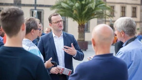 Das Kanzleramt fest im Blick