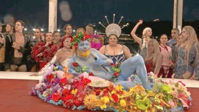 Singen, tanzen und lästern im Regen