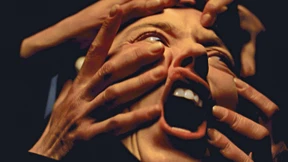 Eine Nonne wird sexualisiert und zur Schau gestellt