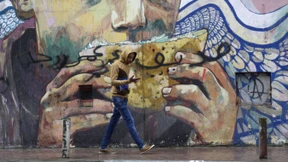 Comic-Zeichner verhört, Wissenschaftler abgeschoben