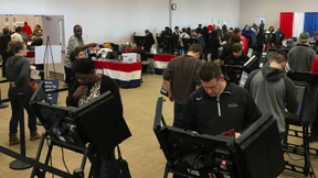 Rekordzahl von Frühwählern kämpft sich durch Stimmabgabe