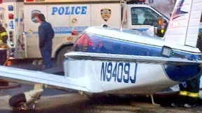Kleinflugzeug landet auf Highway in der Bronx