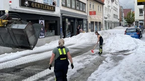 Schneepflüge müssen Reutlingen von Hagelschicht befreien