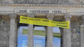 Greenpeace protestiert auf Reichstag gegen späten Kohleausstieg