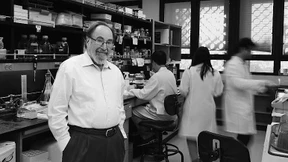 Mit gebremstem Schaum