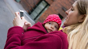 Eltern, die auf Smartphones starren