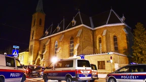 Fünf Mönche bei Überfall auf Kirche verletzt