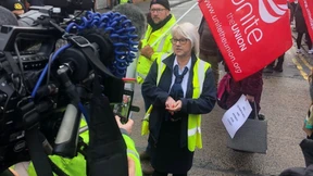 1,52 Meter große Busfahrerin in Manchester behält Job doch