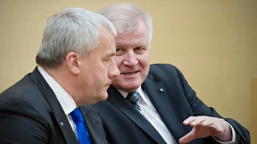 Seehofer verteidigt betroffene Kabinettsmitglieder