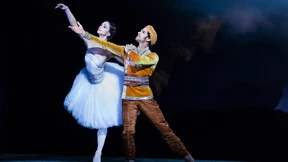 Eine Hand ums Gesicht bedeutet Glück