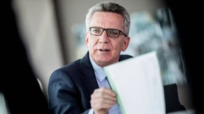 De Maizière für weitere Aussetzung des Familiennachzugs