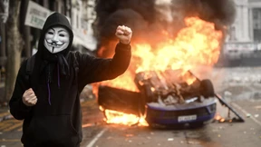 Steine fliegen, Molotowcocktails brennen