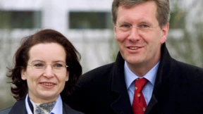 Ermittler überprüfen Beschäftigung von Wulffs früherer Frau 