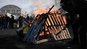 Bahnhof in Paris in riesige schwarze Rauchwolke gehüllt