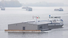 Schwimmendes Bootshaus erreicht Schiersteiner Hafen