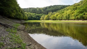 Wenig Wasser in Bächen und Flüssen