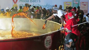 Eine gigantische Menge Jollof-Reis