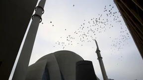 Erst die Distanzierung – dann der Handschlag