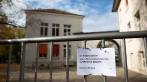 Dachziegel, die auf den Schulhof fallen