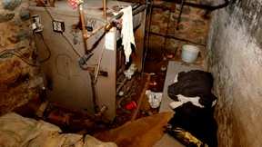 Vermieter findet vier geistig Behinderte in Kellerversteck