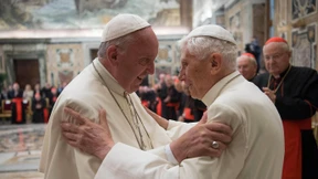 Franziskus ehrt seinen Vorgänger 