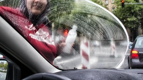 Putzkolonne an der roten Ampel