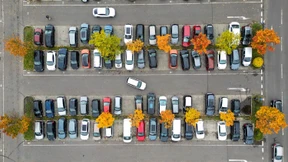 Mann klaut mit Störsender Geldbeutel aus Auto