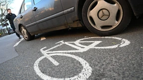 Ein „Polizist“ räumt auf