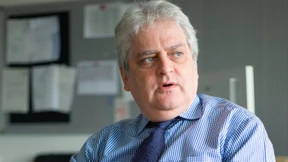 Der Mann mit dem Stoppschild