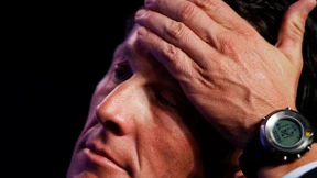 Das Denkmal steigt vom Sockel