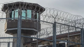 Gefangene wegen Drogenhandels hinter Gittern angeklagt