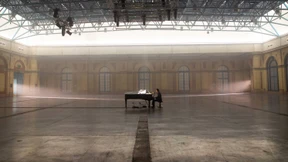 Trauriger Mann allein am Klavier