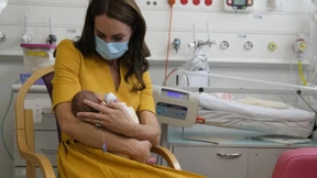 Prinzessin Kate besucht Mütter und Babys auf Wöchnerinnenstation